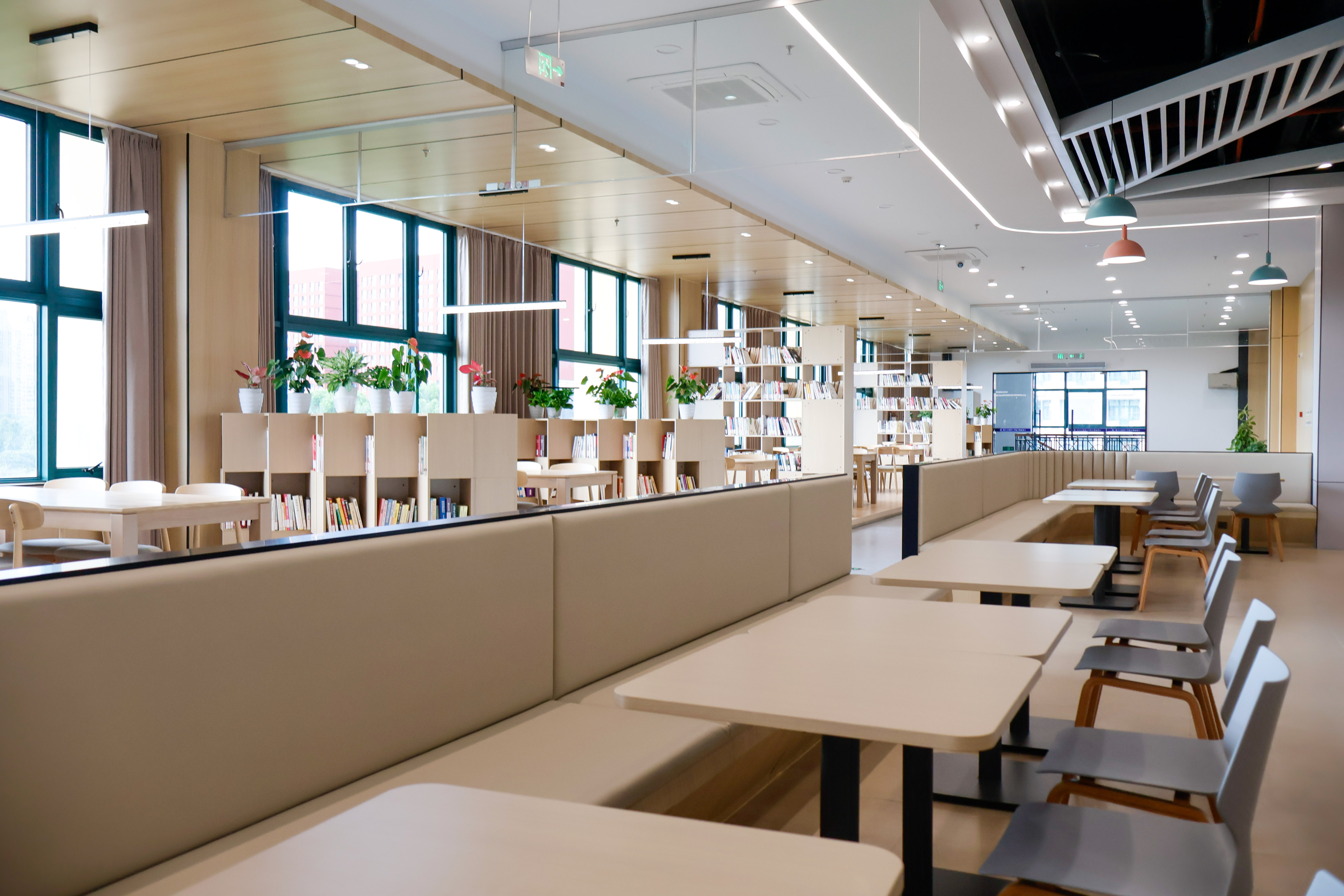 浙大宁波理工学院食堂内景 学校供图 (2).jpg