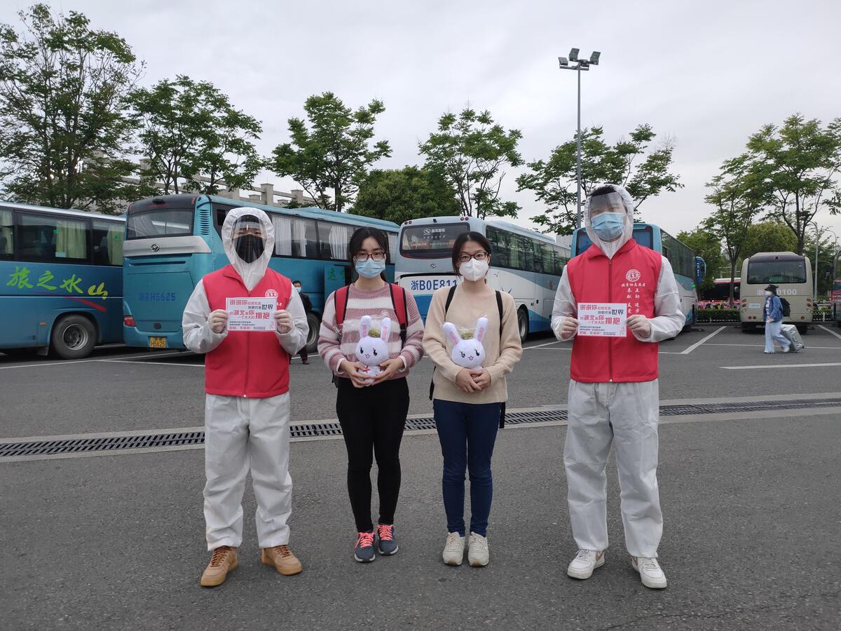 志愿者迎接湖北学生返校.jpg 志愿者迎接湖北学生返校.jpg
