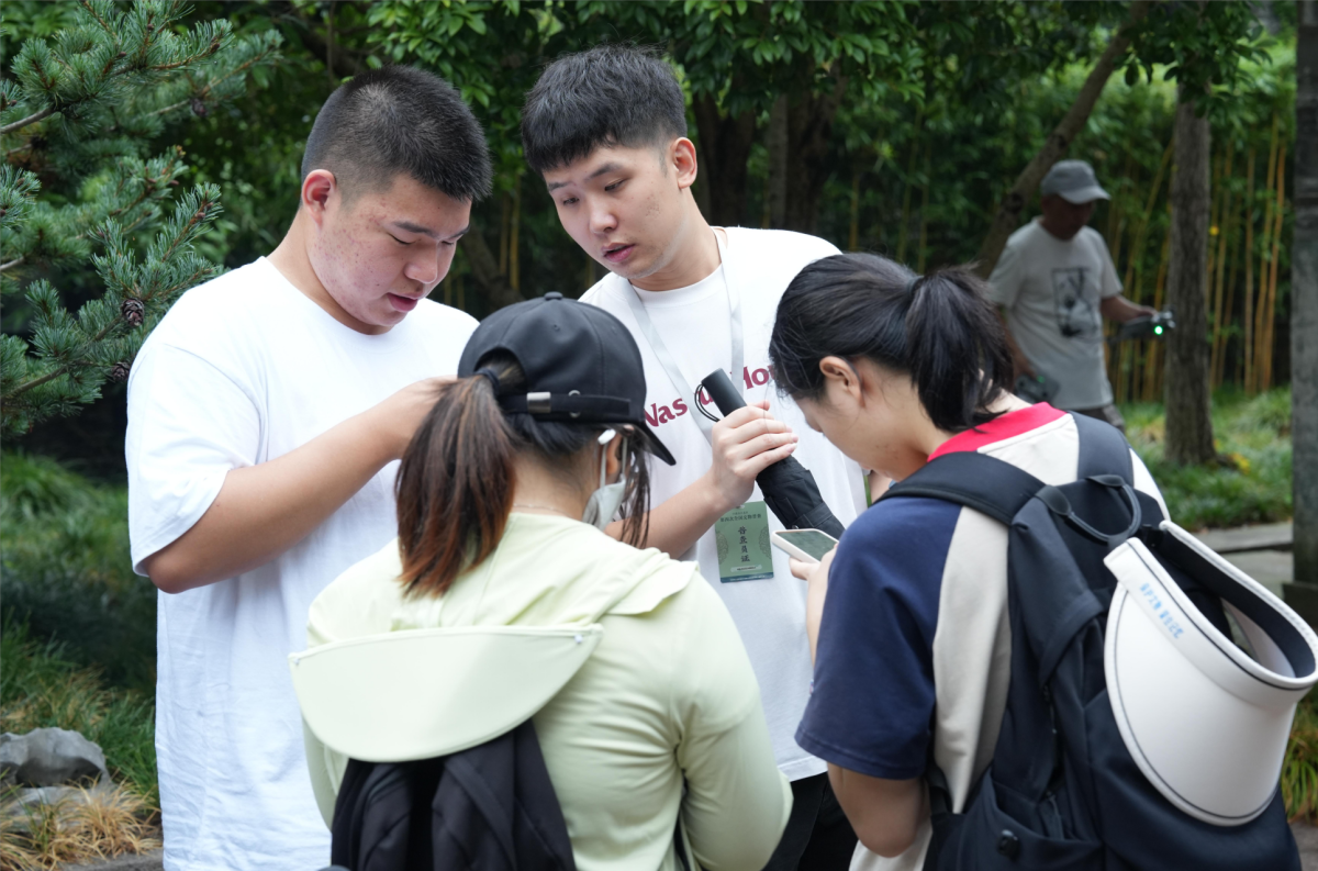 “文物守望者”社会实践小组在确认测量数据(1)(1).png