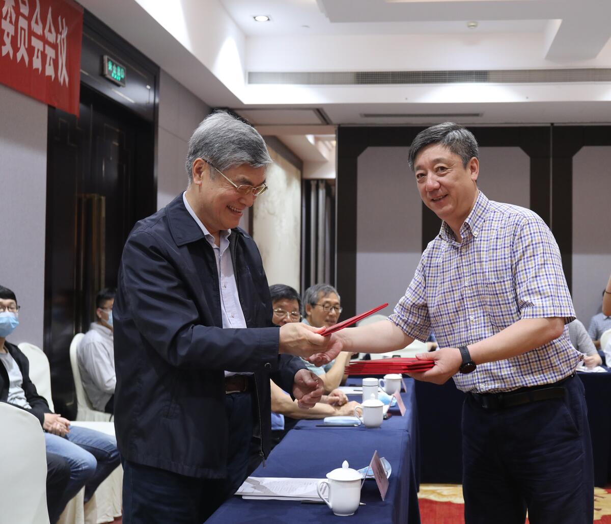 胡征宇书记为潘云鹤院士颁发聘书.jpg 胡征宇书记为潘云鹤院士颁发聘书.jpg