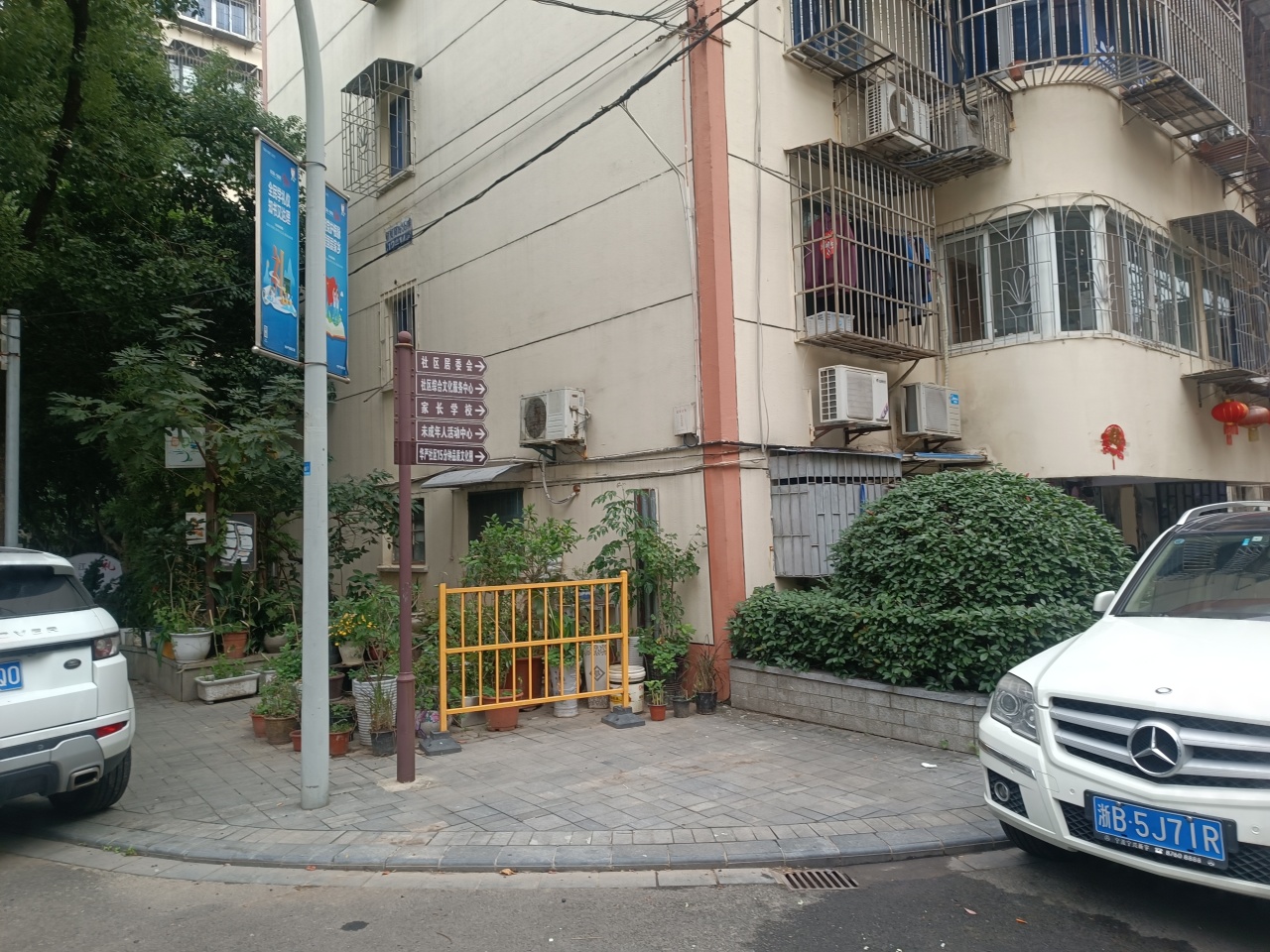 图为:没改造前的华严巷拐角.jpg