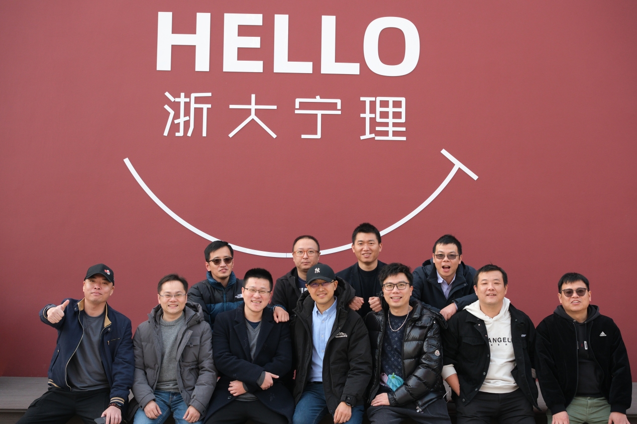 徐金宝2023年于浙大宁波理工学院(下排中间).jpg