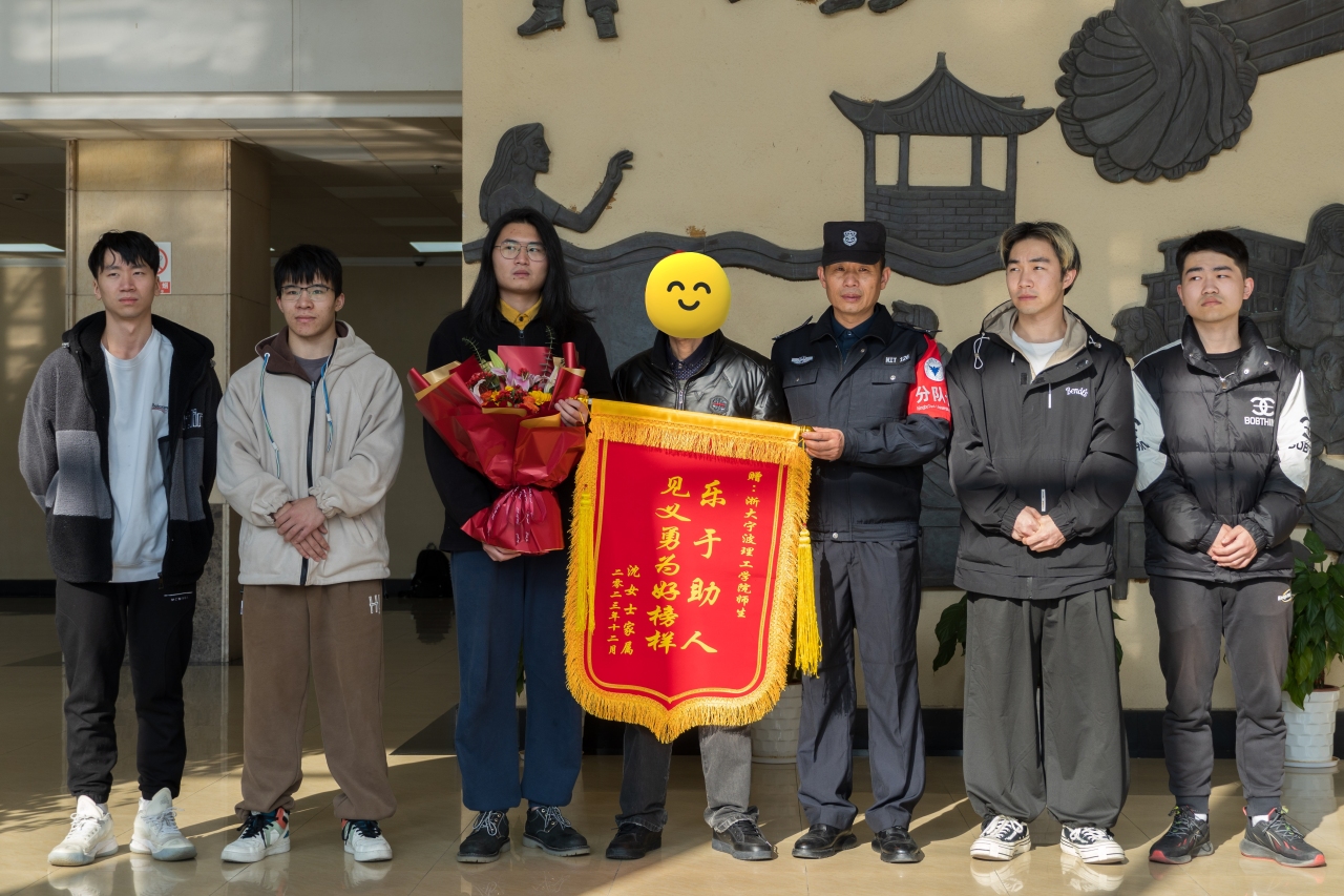 送锦旗.jpg